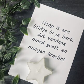 Kaarsje met tekst: Hoop is een lichtje in je hart, dat vandaag moed geeft en morgen kracht!