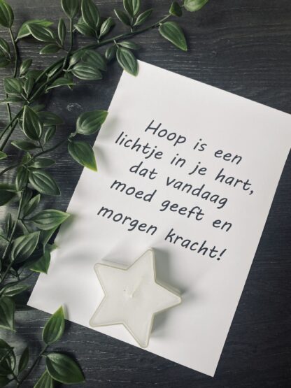 Kaarsje met tekst: Hoop is een lichtje in je hart, dat vandaag moed geeft en morgen kracht!