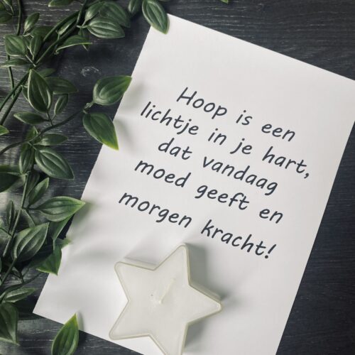 Kaarsje met tekst: Hoop is een lichtje in je hart, dat vandaag moed geeft en morgen kracht!