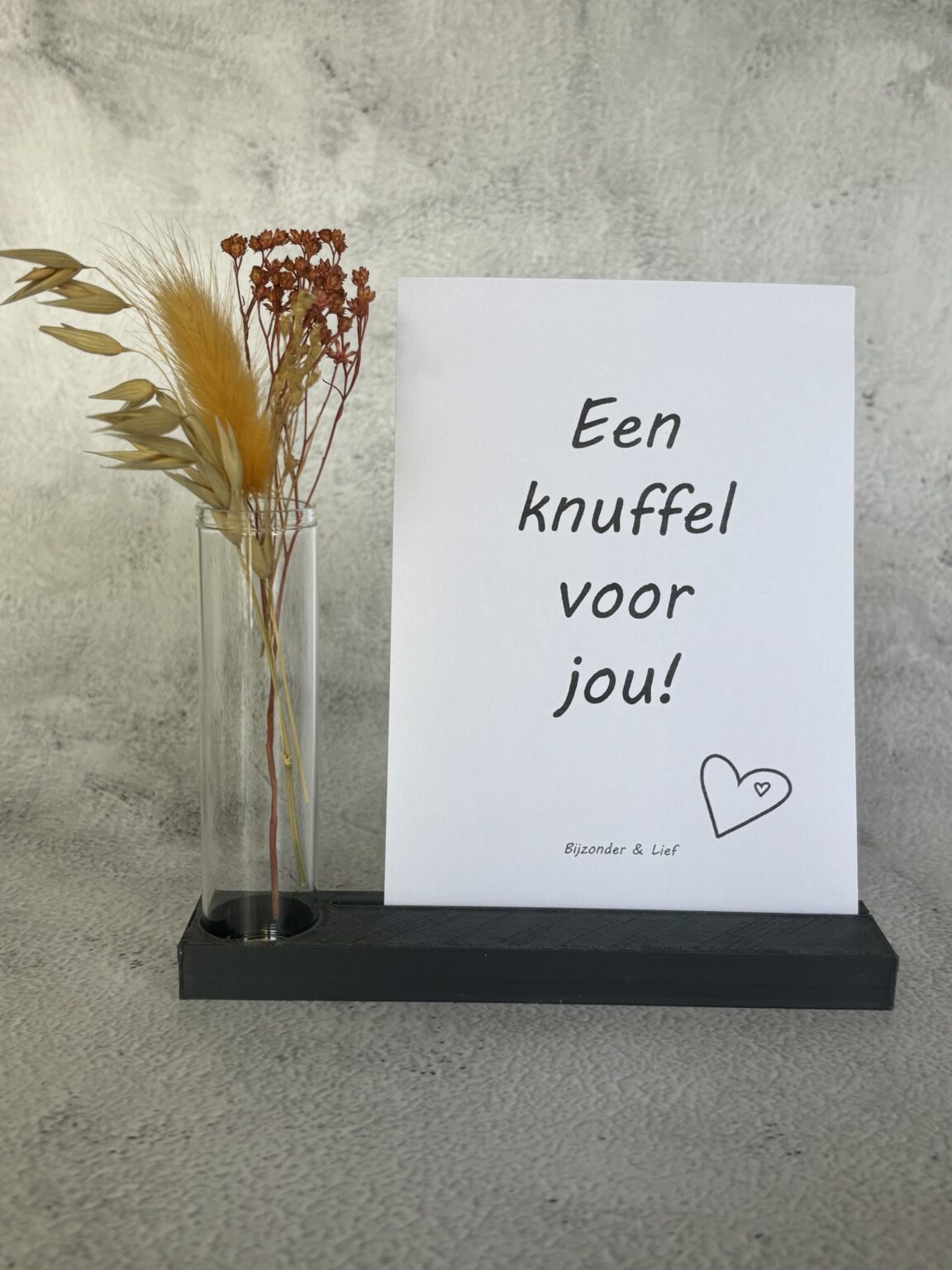 Kaartje ‘Een knuffel voor jou’ in een houder met droogbloemen