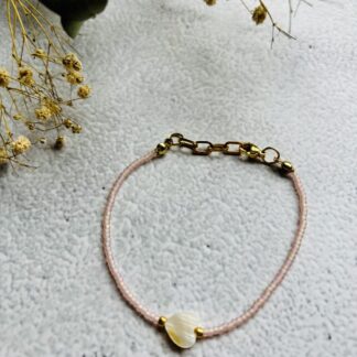 Zacht roze armbandje met zoetwaterschelp