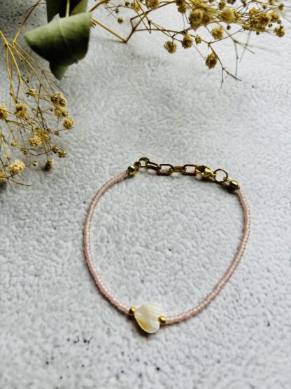 Zacht roze armbandje met zoetwaterschelp