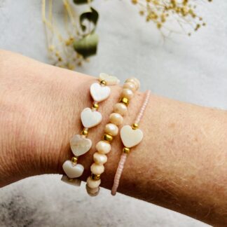 Armbanden set zacht roze / zoet waterschelp hartjes