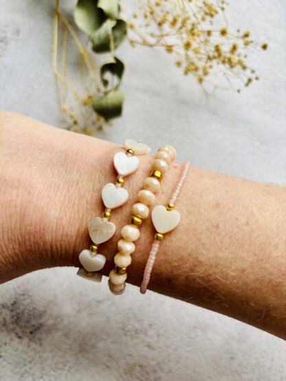 Armbanden set zacht roze / zoet waterschelp hartjes