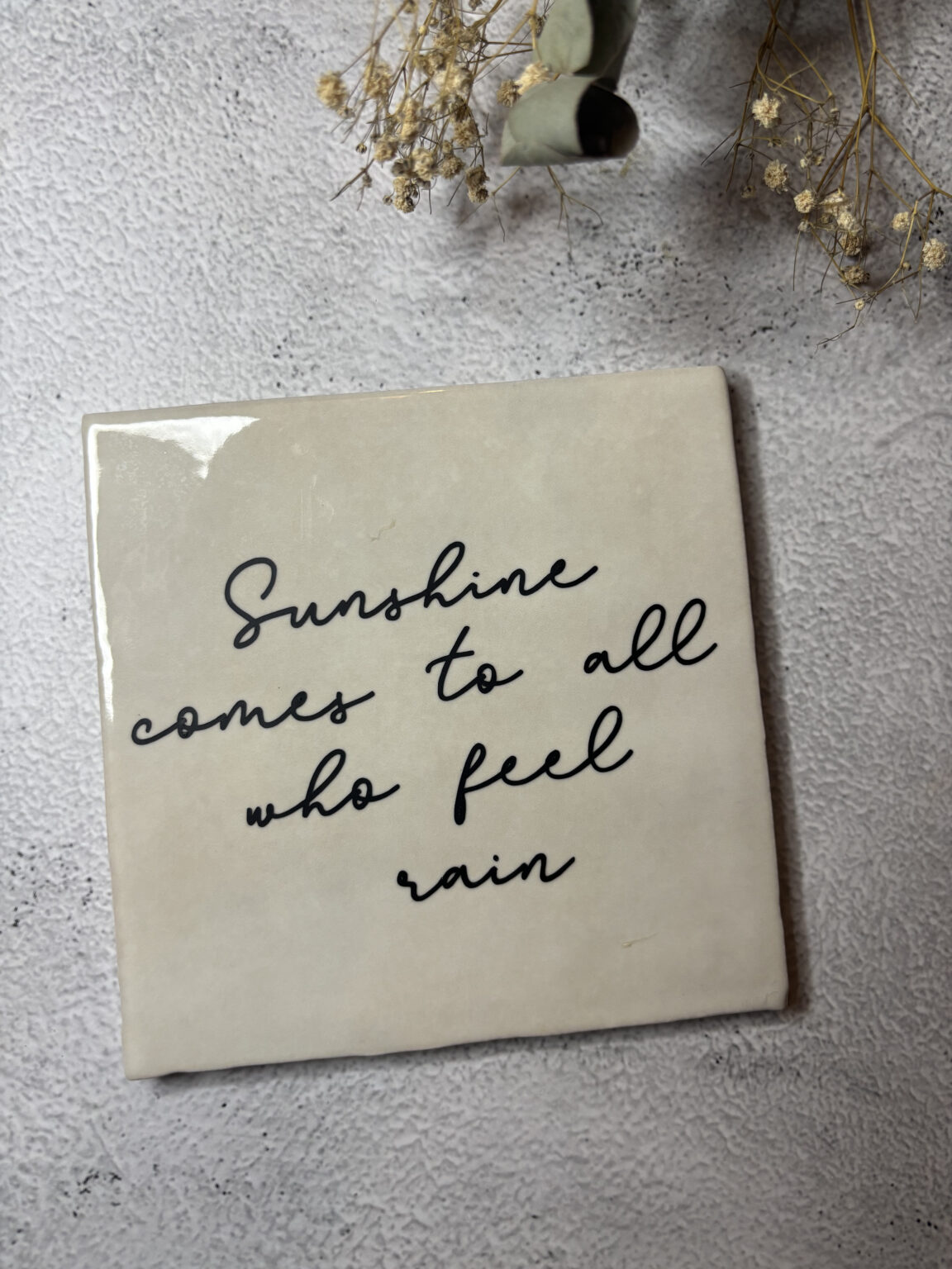 Tegeltje - Sunshine comes to all who feel rain