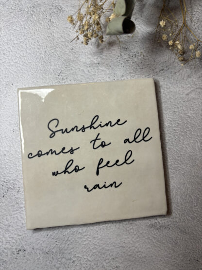 Tegeltje - Sunshine comes to all who feel rain
