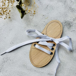 Houten schoen - leren veters strikken